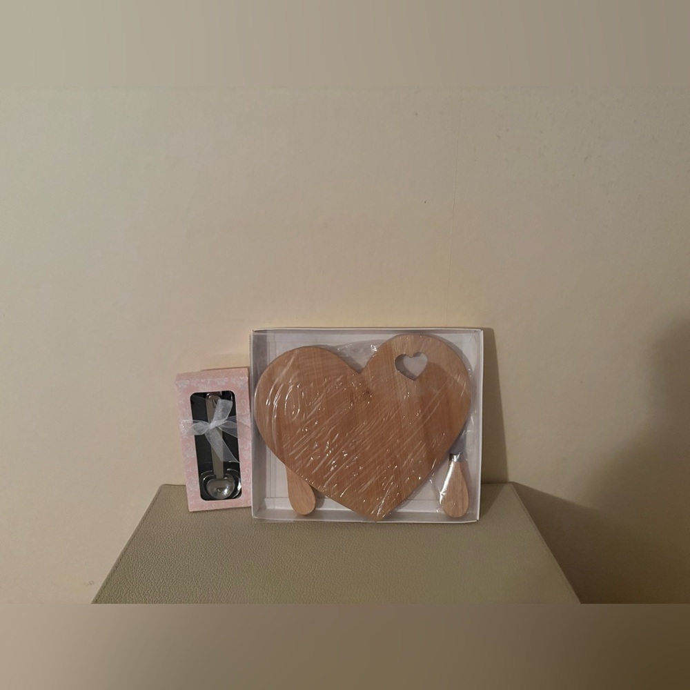 Nwt heart shaped cheese board and spreaders and heart shaped measuring spoons